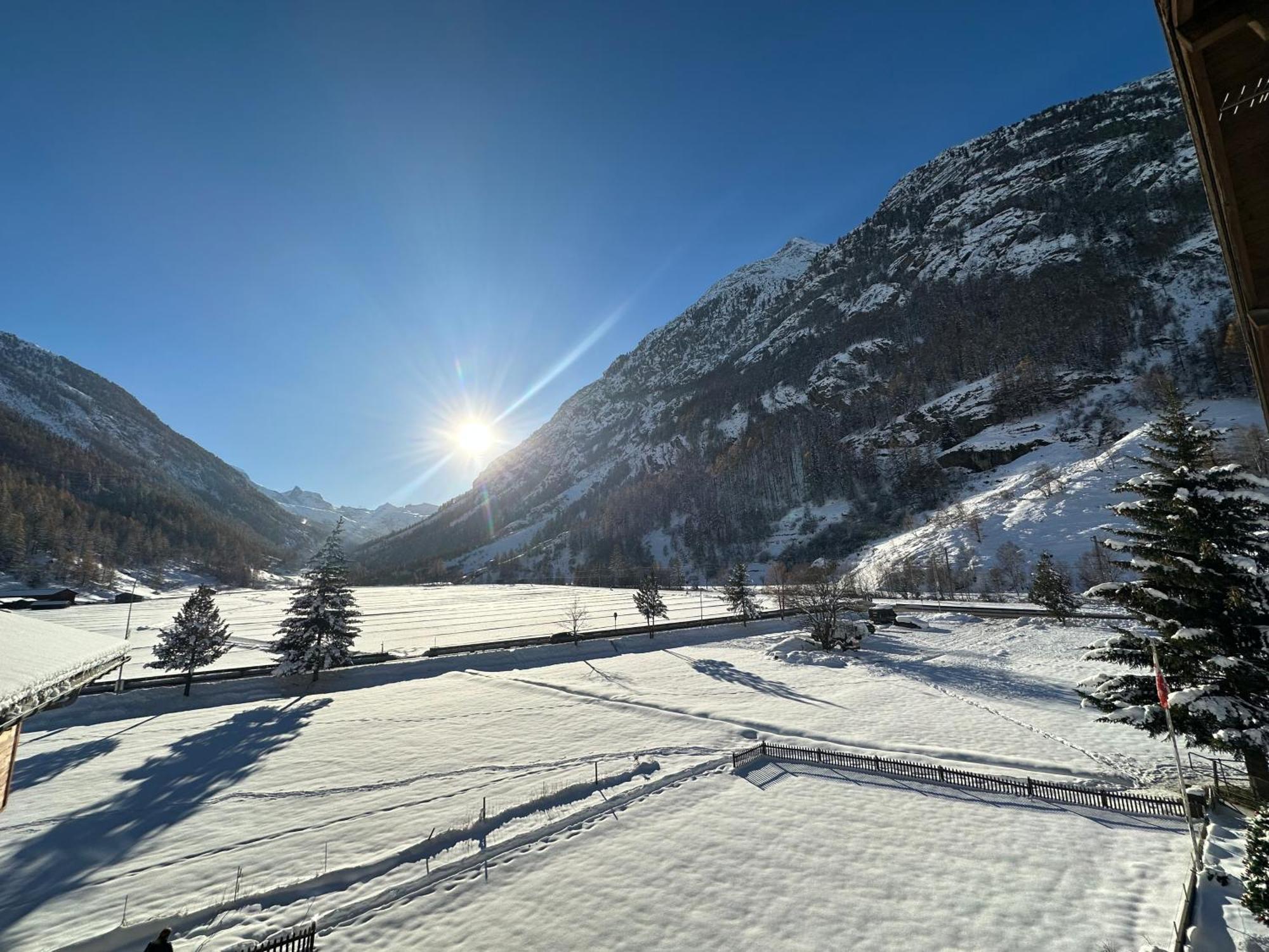 Alpine Retreat 4 Person Apartment Near Zermatt With Parking! Täsch Extérieur photo